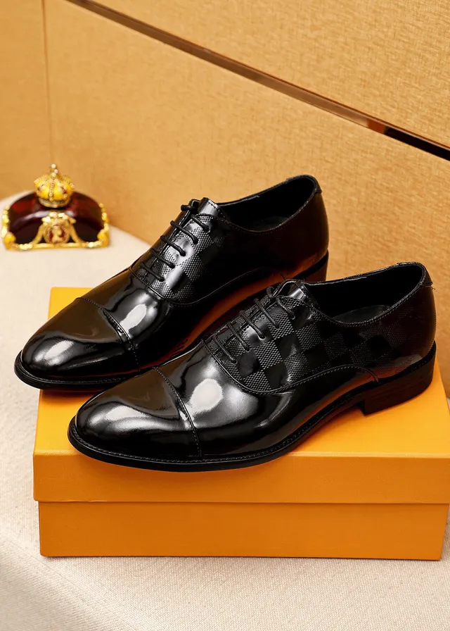 Louis Vuitton Chaussures Oxford en cuir verni noir et doré avec embout 2