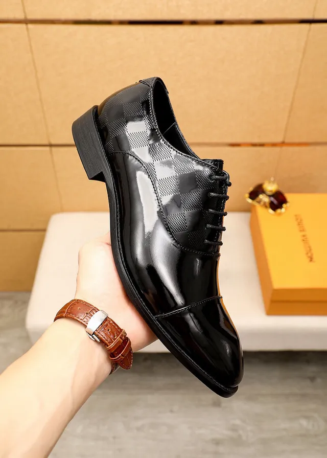 Louis Vuitton Chaussures Oxford en cuir verni noir et doré avec embout 5