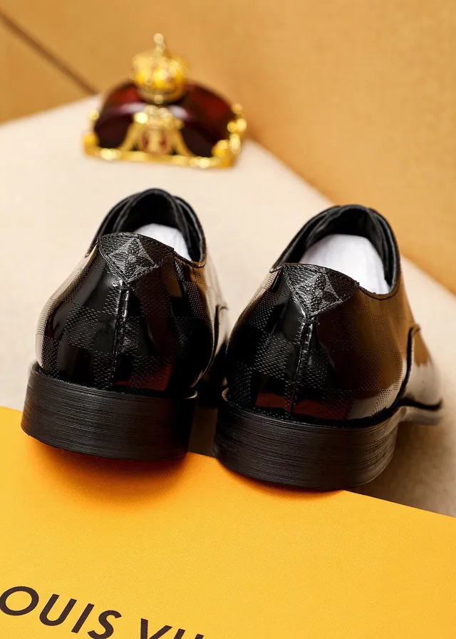Louis Vuitton Chaussures Oxford en cuir verni noir et doré avec embout 6