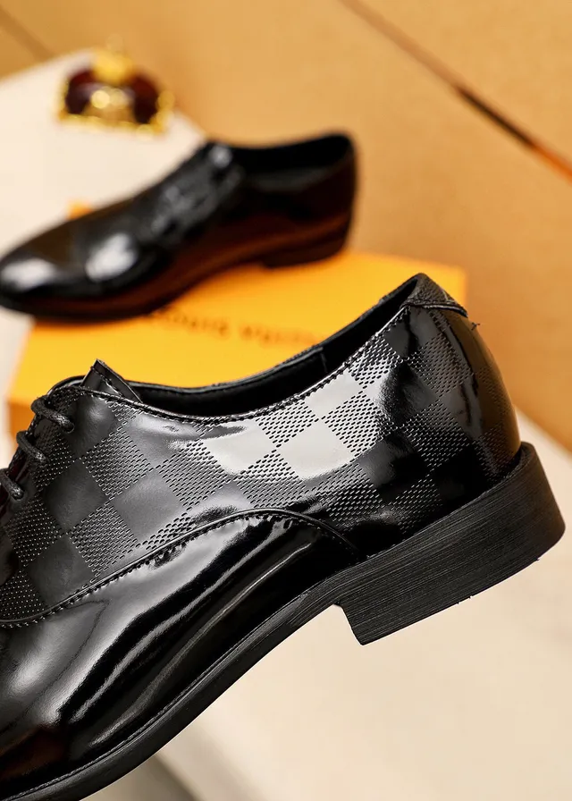 Louis Vuitton Chaussures Oxford en cuir verni noir et doré avec embout 7