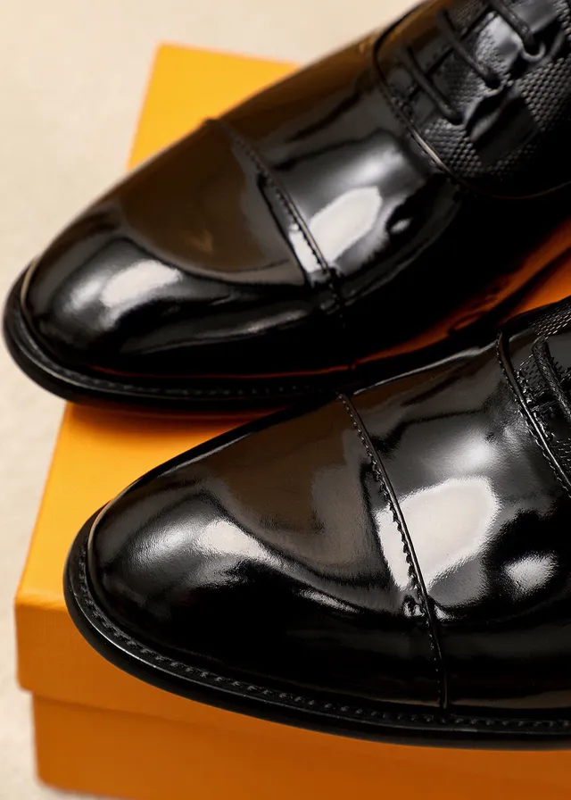 Louis Vuitton Chaussures Oxford en cuir verni noir et doré avec embout 8