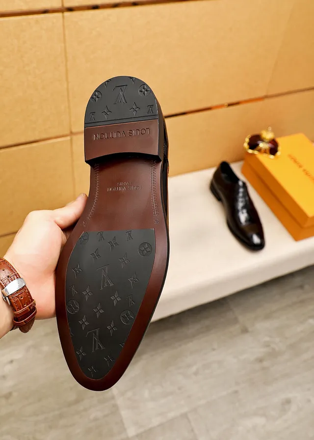Louis Vuitton Chaussures Oxford en cuir verni noir et doré avec embout 9