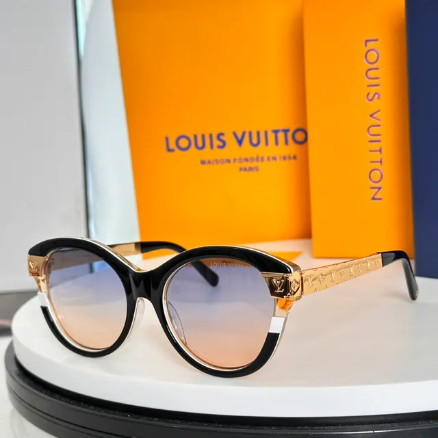 Louis Vuitton Lunettes de soleil noir or silhouette yeux de chat accents de plaque LV 2