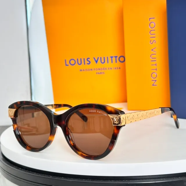 Louis Vuitton Lunettes de soleil noir or silhouette yeux de chat accents de plaque LV 3
