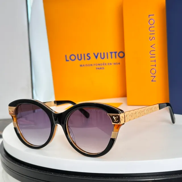 Louis Vuitton Lunettes de soleil noir or silhouette yeux de chat accents de plaque LV 5