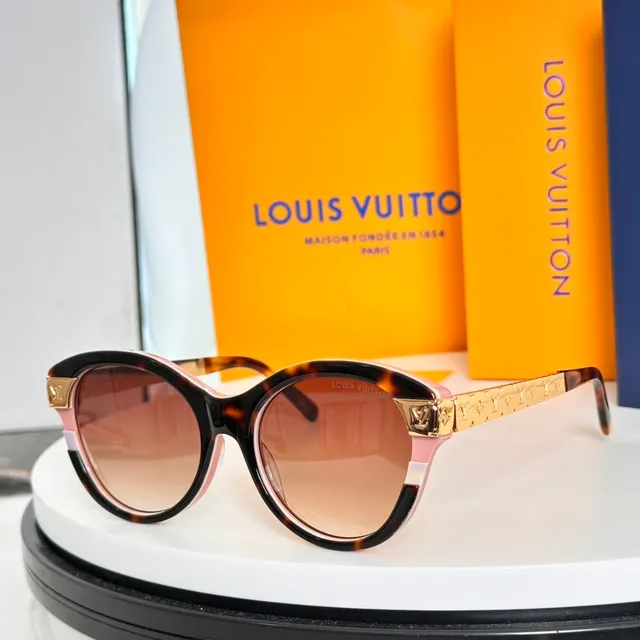 Louis Vuitton Lunettes de soleil noir or silhouette yeux de chat accents de plaque LV 6