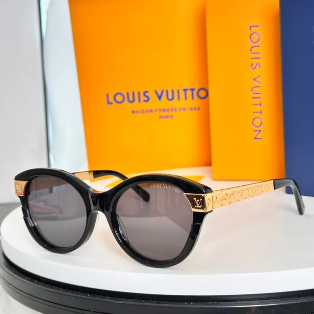 Louis Vuitton Lunettes de soleil noir or silhouette yeux de chat accents de plaque LV 7