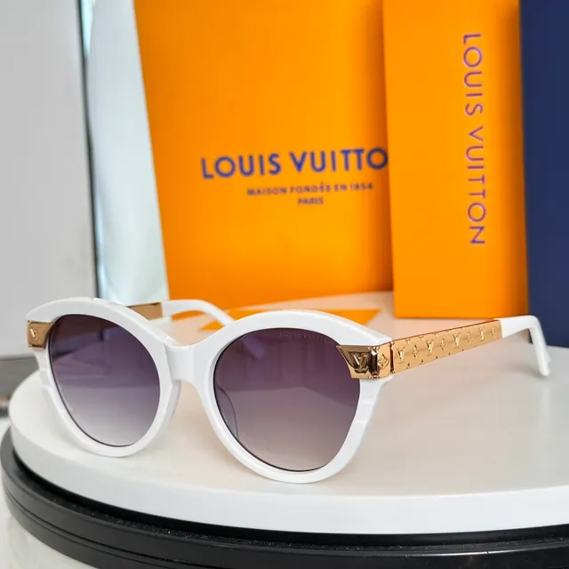 Louis Vuitton Lunettes de soleil noir or silhouette yeux de chat accents de plaque LV 8