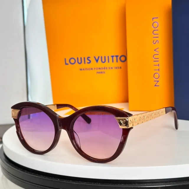 Louis Vuitton Lunettes de soleil noir or silhouette yeux de chat accents de plaque LV 9