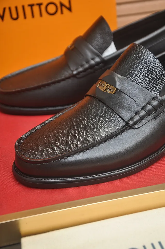 Louis Vuitton Mocassin en Cuir Noir Doré 2