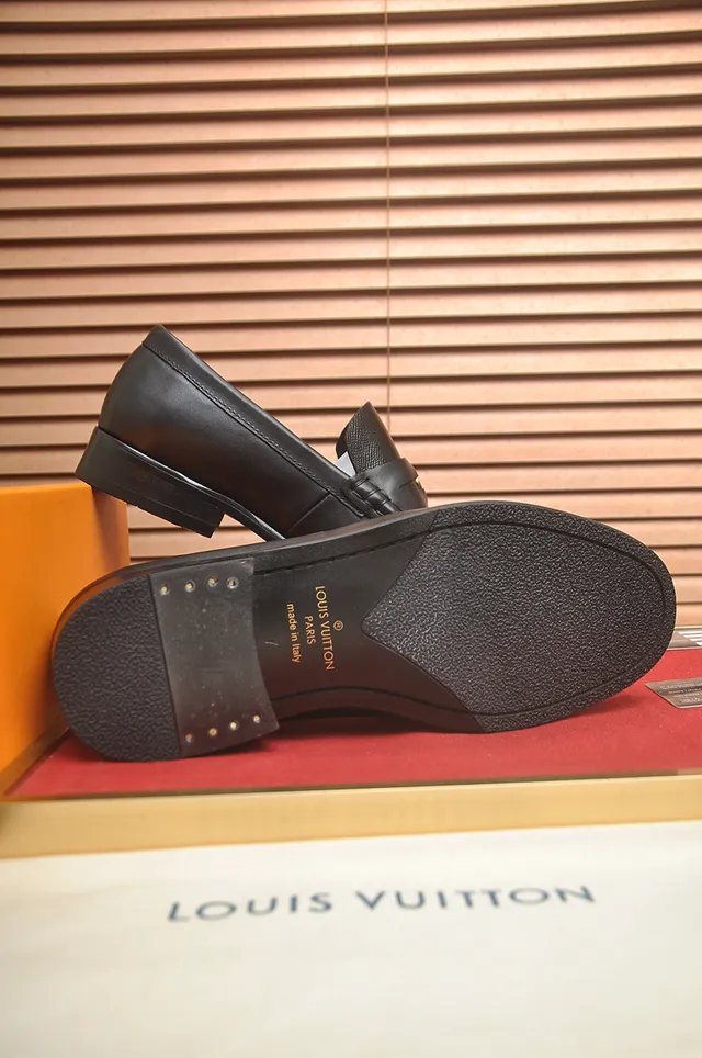 Louis Vuitton Mocassin en Cuir Noir Doré 3