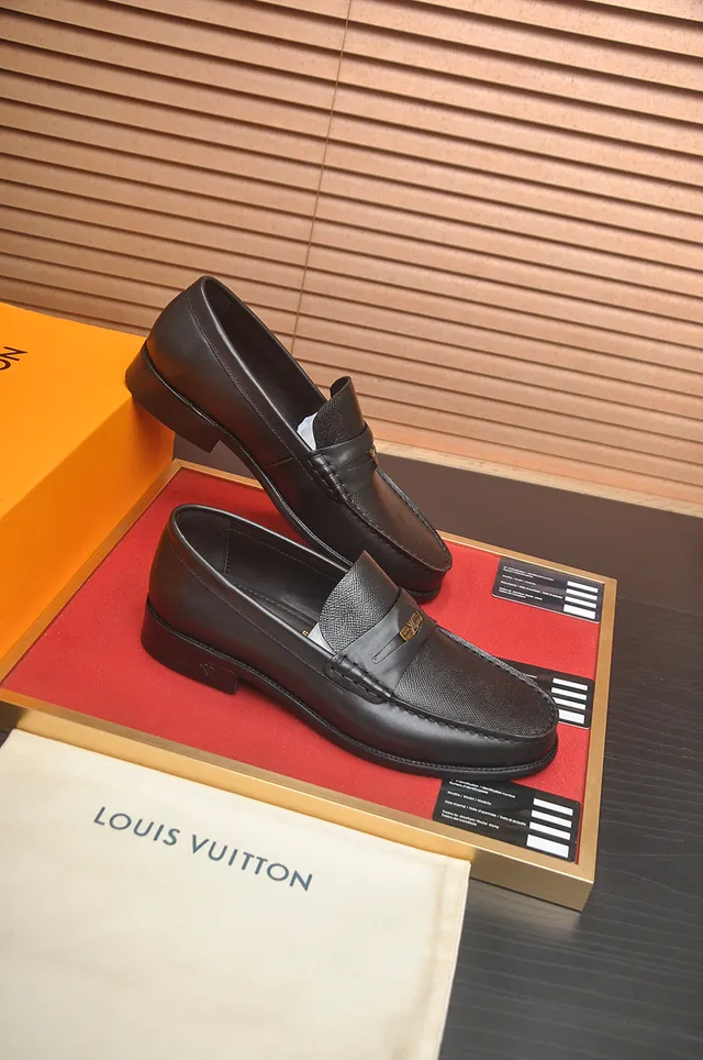 Louis Vuitton Mocassin en Cuir Noir Doré 4