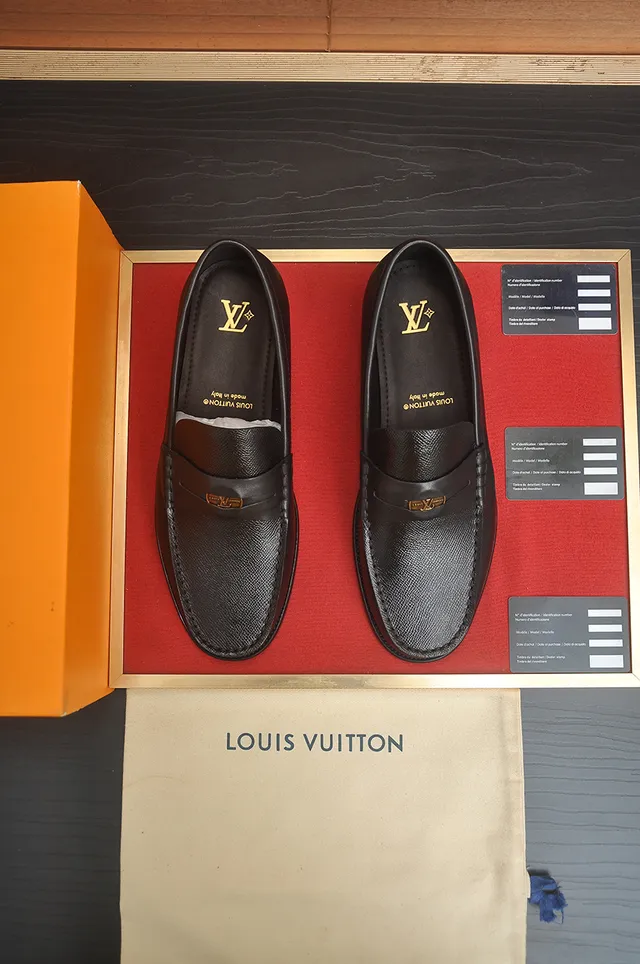 Louis Vuitton Mocassin en Cuir Noir Doré 5