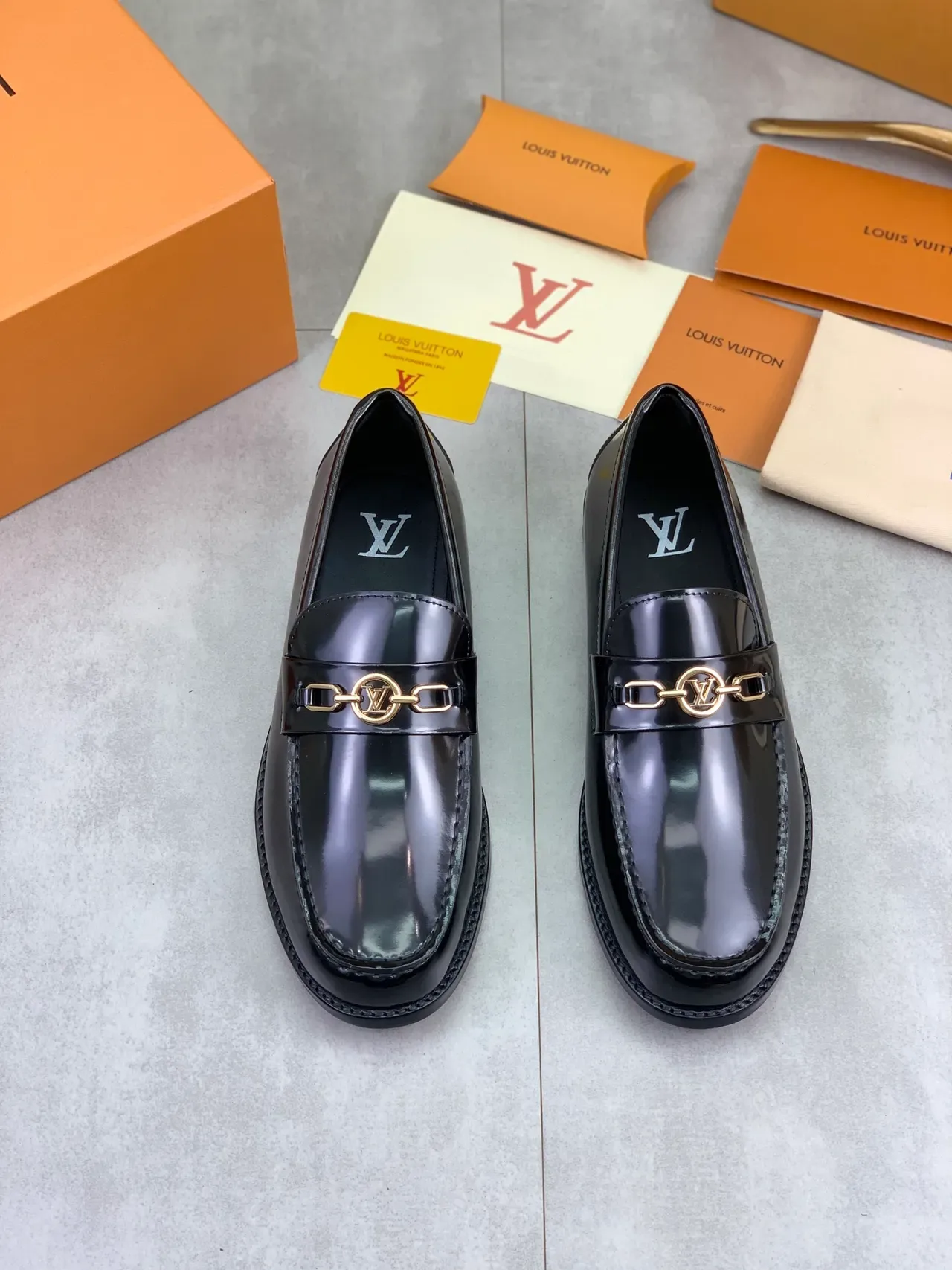 Louis Vuitton Cuir Patenté Noir Doré Boucle Métal LV Loafer 4