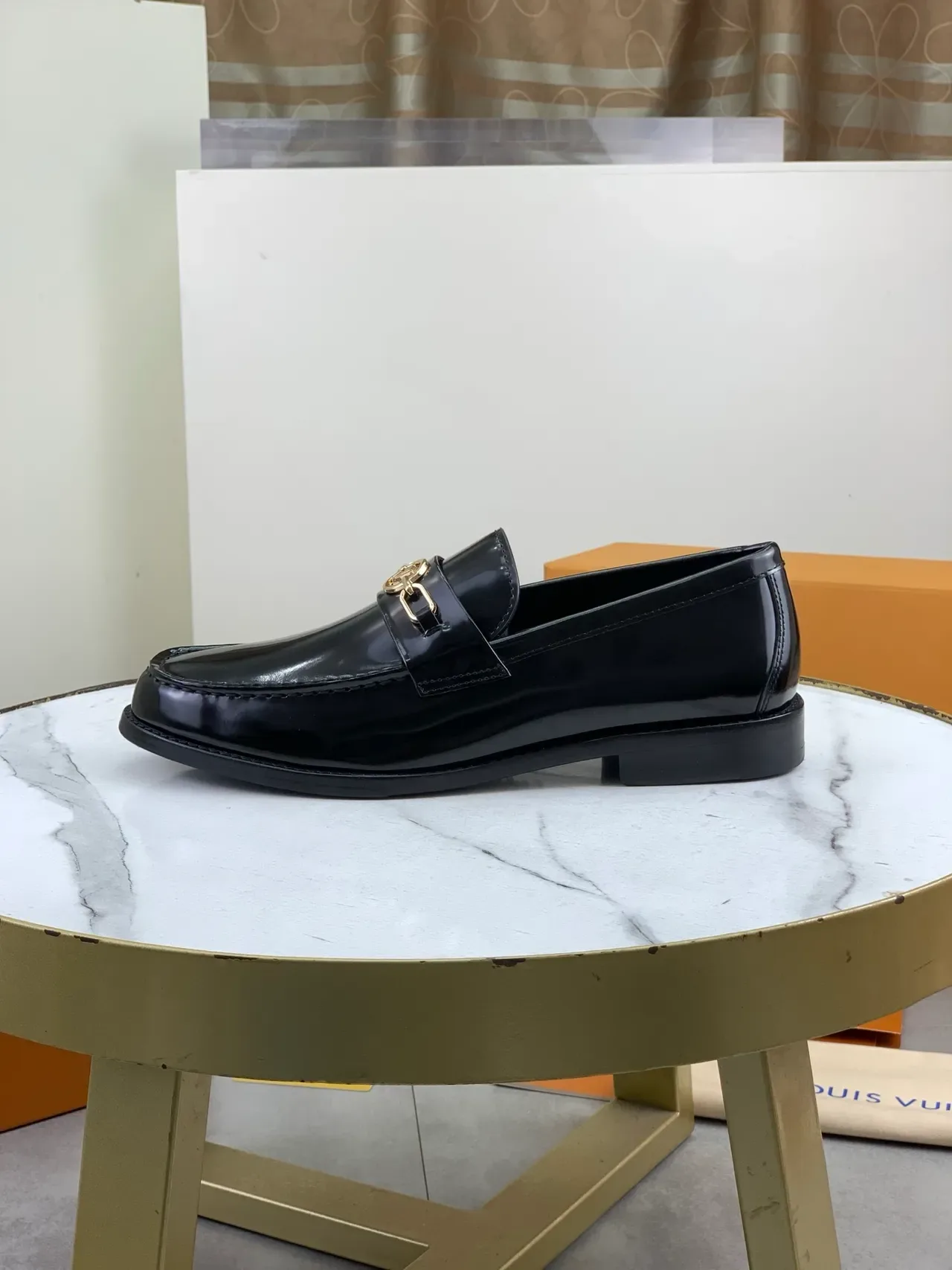 Louis Vuitton Cuir Patenté Noir Doré Boucle Métal LV Loafer 5