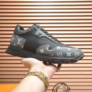 Louis Vuitton zapatillas lifestyle negras y grises monogramadas de malla con paneles de cuero