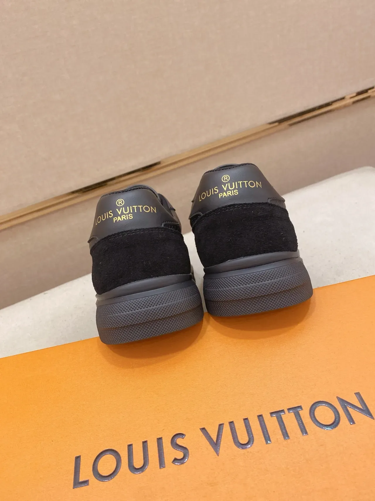 লুই ভিটন কালো কমলা एम্বসড Monogram সুড-লেদার মিক্স লাইফস্টাইল স্নিকার 3