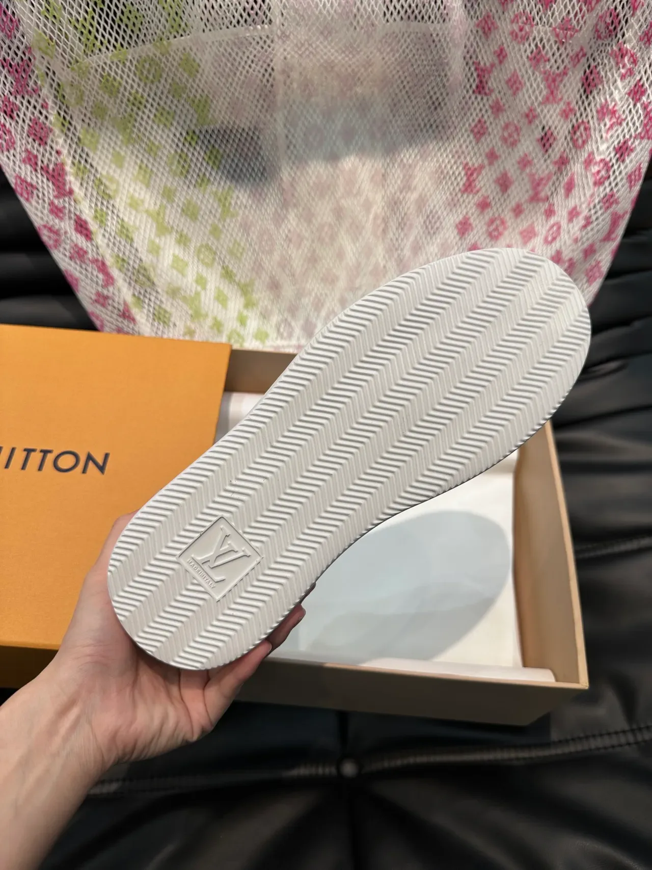 Louis Vuitton Noir Blanc Velours côtelé et Daim Doré Monogram Script Détail Lifestyle Sneakers 2