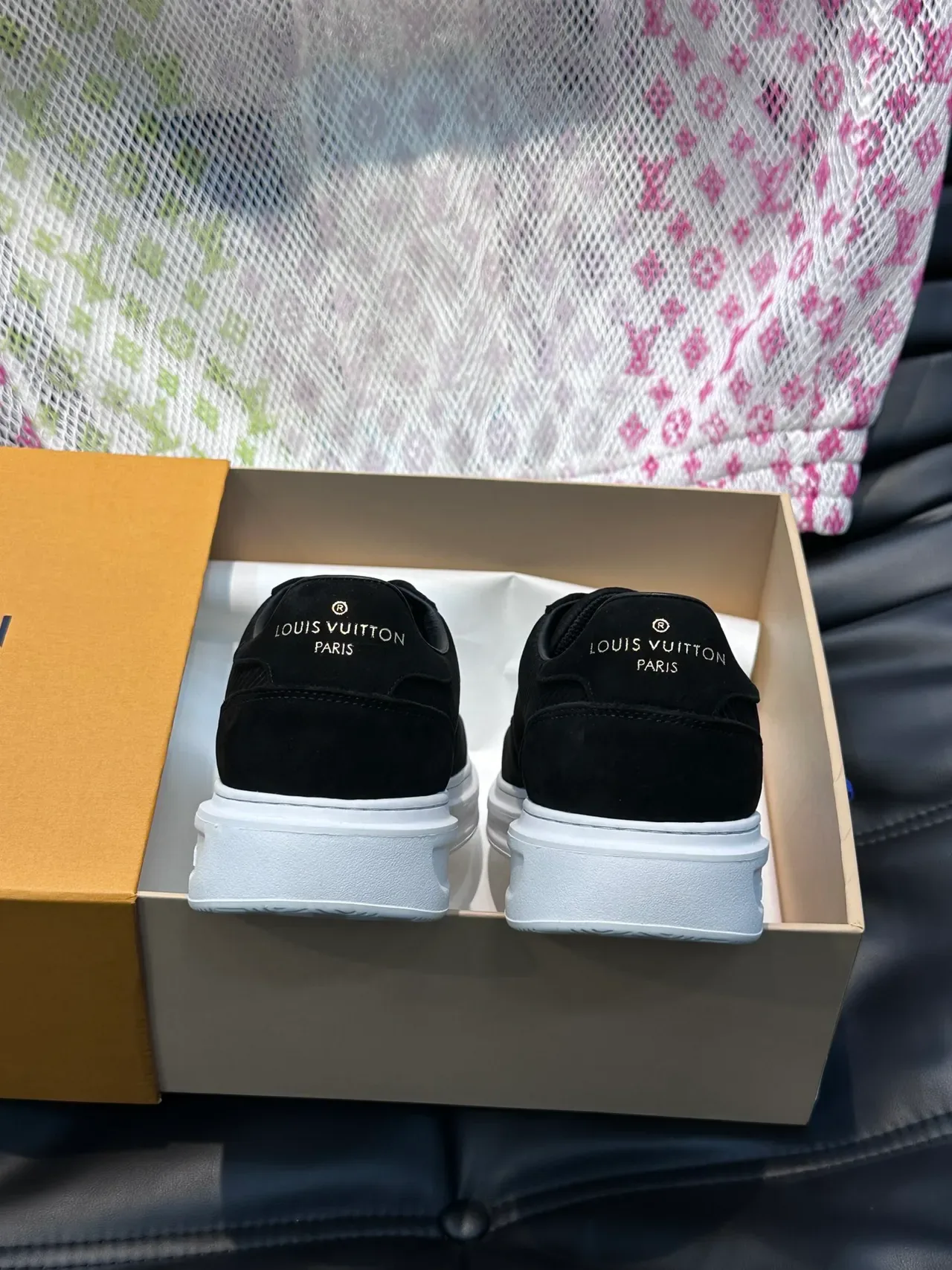 Louis Vuitton Noir Blanc Velours côtelé et Daim Doré Monogram Script Détail Lifestyle Sneakers 3