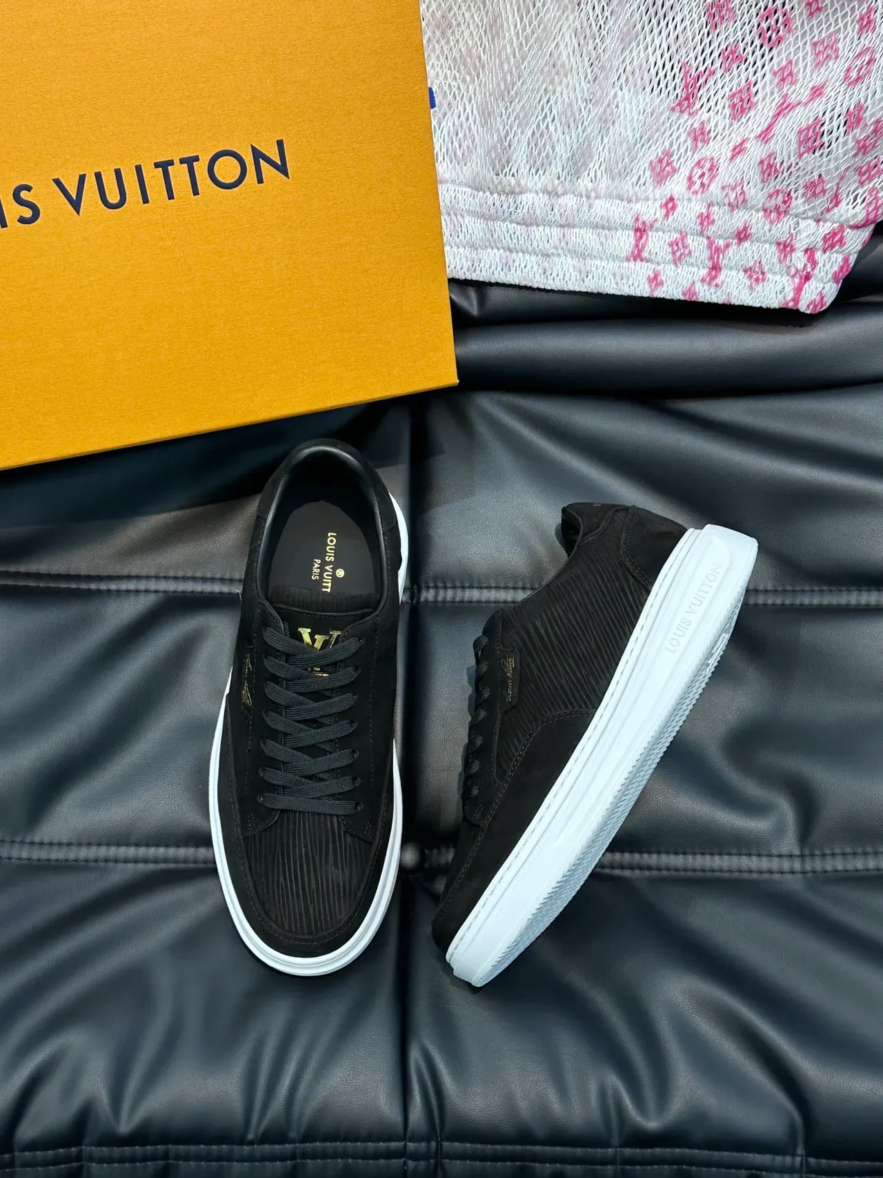 Louis Vuitton Noir Blanc Velours côtelé et Daim Doré Monogram Script Détail Lifestyle Sneakers 4