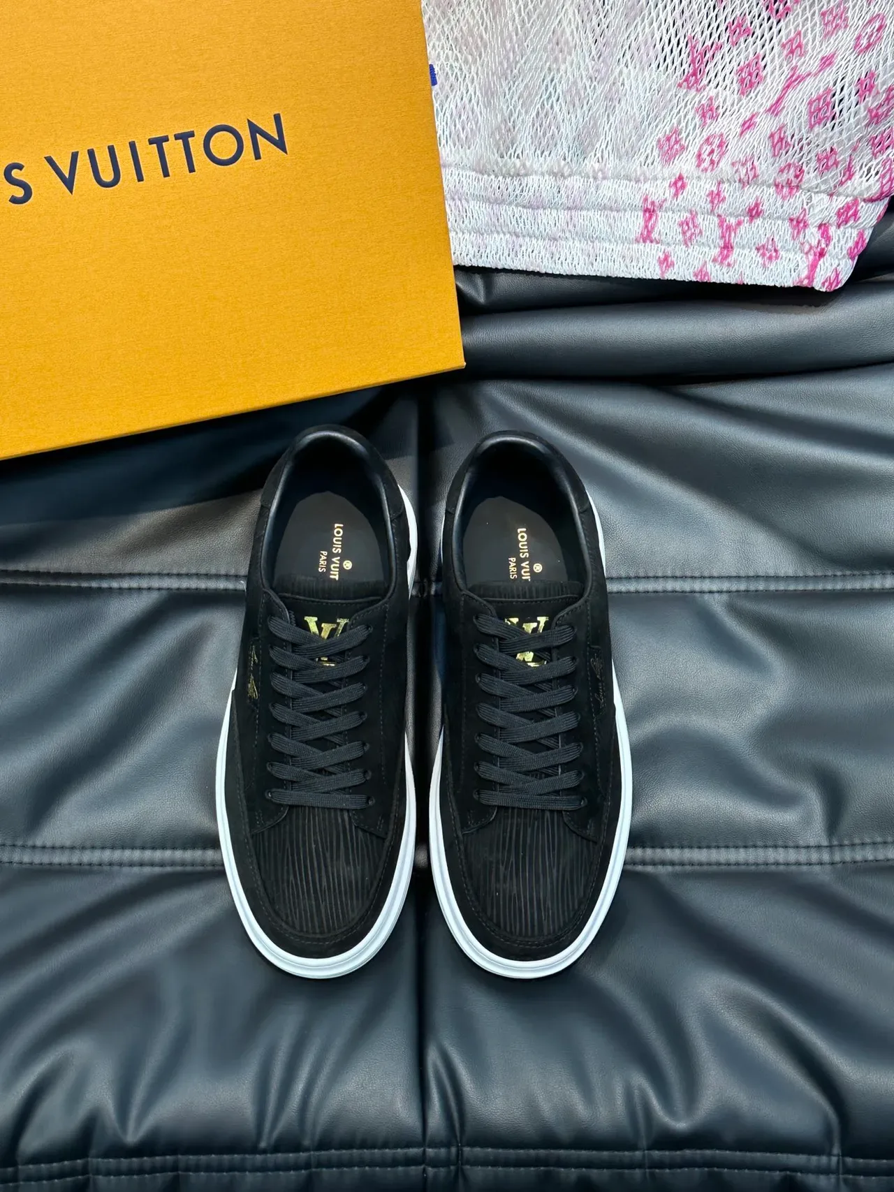Louis Vuitton Noir Blanc Velours côtelé et Daim Doré Monogram Script Détail Lifestyle Sneakers 5