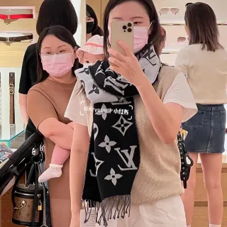 路易威登 黑白 Monogram-Print 流苏 丝巾