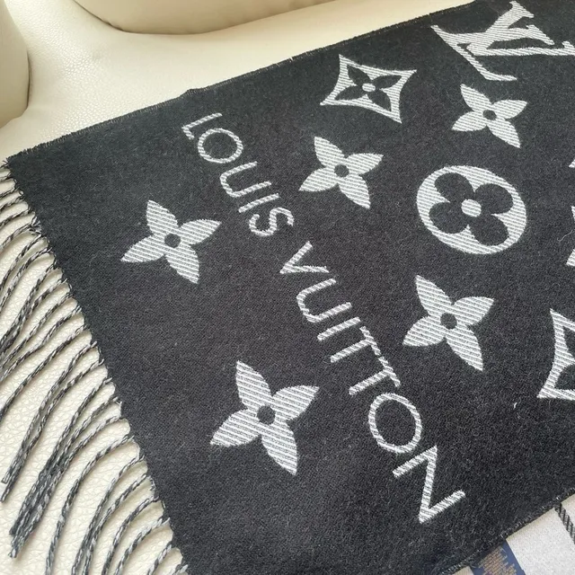 Louis Vuitton Écharpe de soie noire et blanche à motif Monogram-Print frangée 2