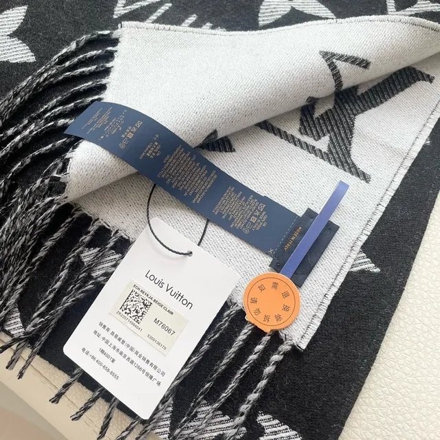 Louis Vuitton Écharpe de soie noire et blanche à motif Monogram-Print frangée 3