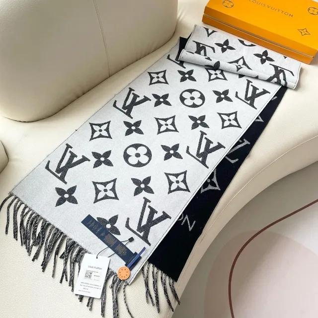 Louis Vuitton Écharpe de soie noire et blanche à motif Monogram-Print frangée 5