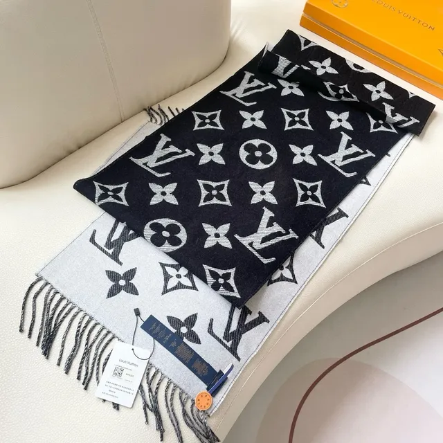 Louis Vuitton Écharpe de soie noire et blanche à motif Monogram-Print frangée 6