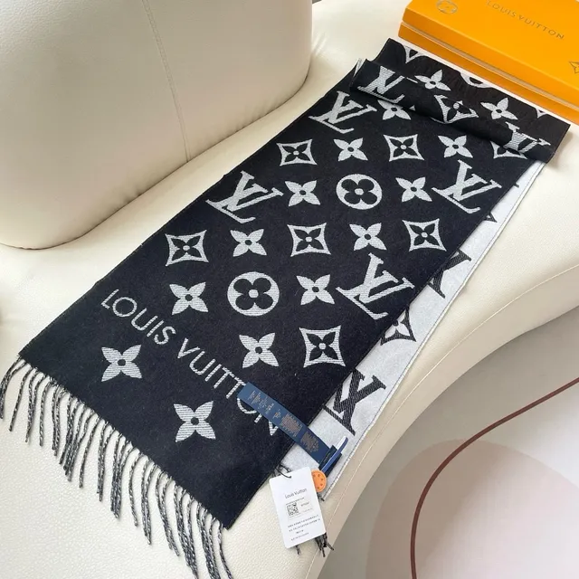 Louis Vuitton Écharpe de soie noire et blanche à motif Monogram-Print frangée 7