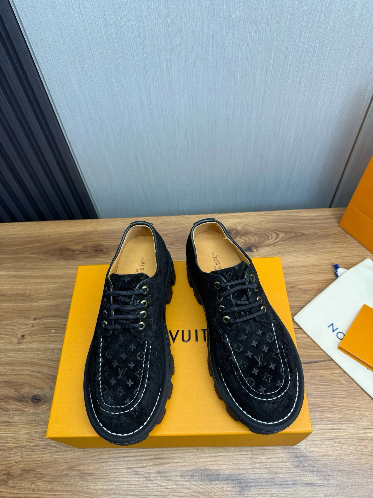 Louis Vuitton Sapatos de Couro Preto e Branco Monogramados de Suede com Solado Chunky Lug 2