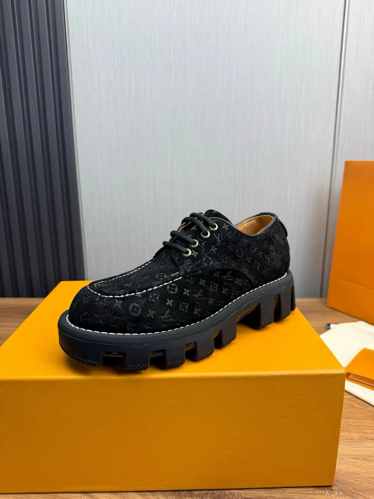 Louis Vuitton Sapatos de Couro Preto e Branco Monogramados de Suede com Solado Chunky Lug 3