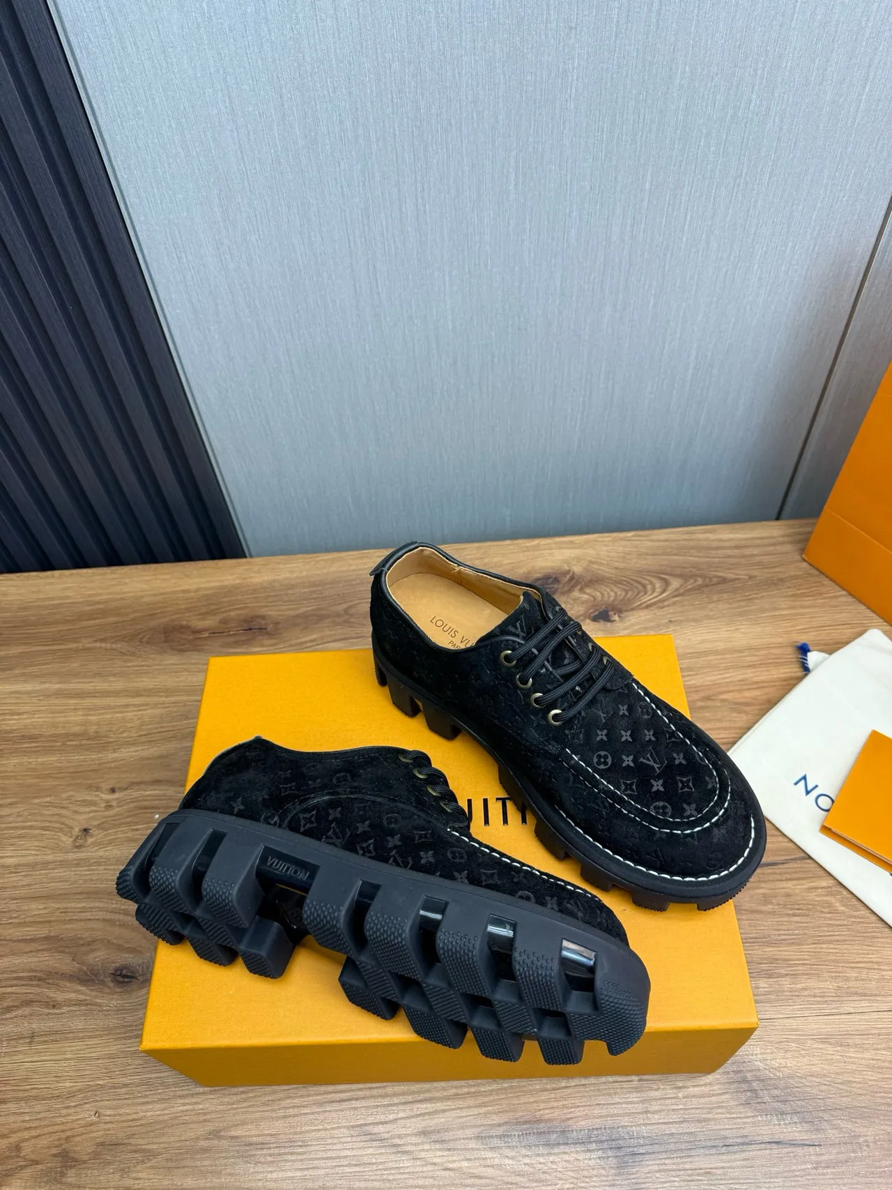 Louis Vuitton Sapatos de Couro Preto e Branco Monogramados de Suede com Solado Chunky Lug 4
