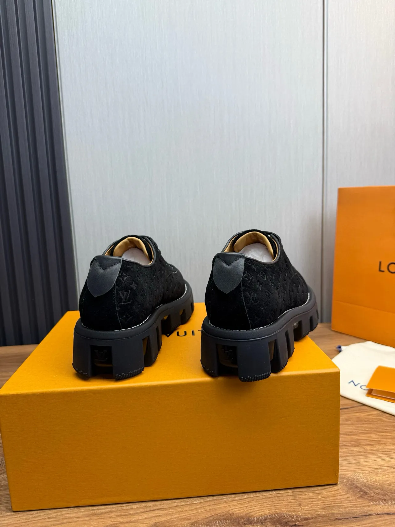 Louis Vuitton Sapatos de Couro Preto e Branco Monogramados de Suede com Solado Chunky Lug 5