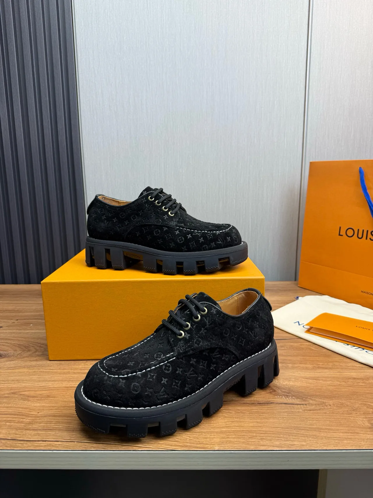 Louis Vuitton Sapatos de Couro Preto e Branco Monogramados de Suede com Solado Chunky Lug 6