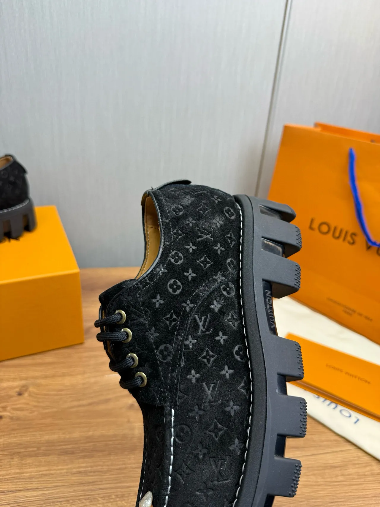 Louis Vuitton Sapatos de Couro Preto e Branco Monogramados de Suede com Solado Chunky Lug 7