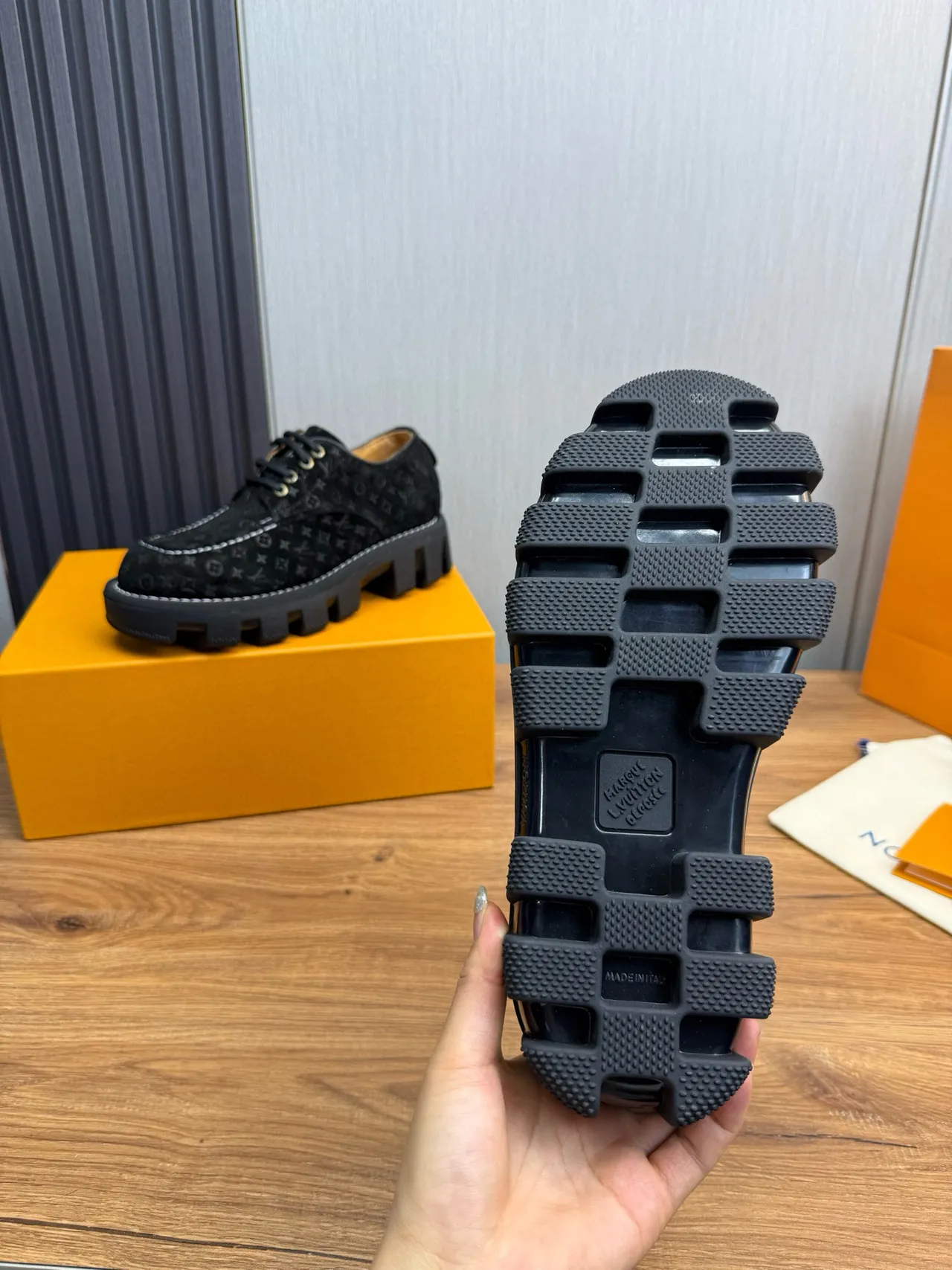 Louis Vuitton Sapatos de Couro Preto e Branco Monogramados de Suede com Solado Chunky Lug 8