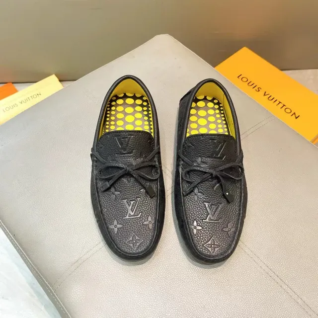 Louis Vuitton काला पीला मोनोग्राम एम्बॉस्ड ग्रेन्ड लेदर बाँधा हुआ फूल लोफर 2
