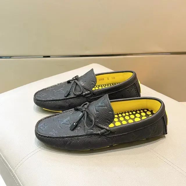 Louis Vuitton काला पीला मोनोग्राम एम्बॉस्ड ग्रेन्ड लेदर बाँधा हुआ फूल लोफर 3