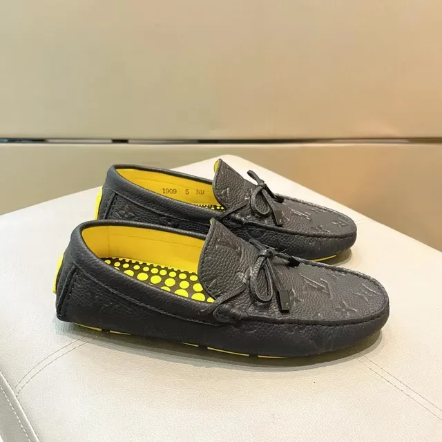 Louis Vuitton काला पीला मोनोग्राम एम्बॉस्ड ग्रेन्ड लेदर बाँधा हुआ फूल लोफर 4
