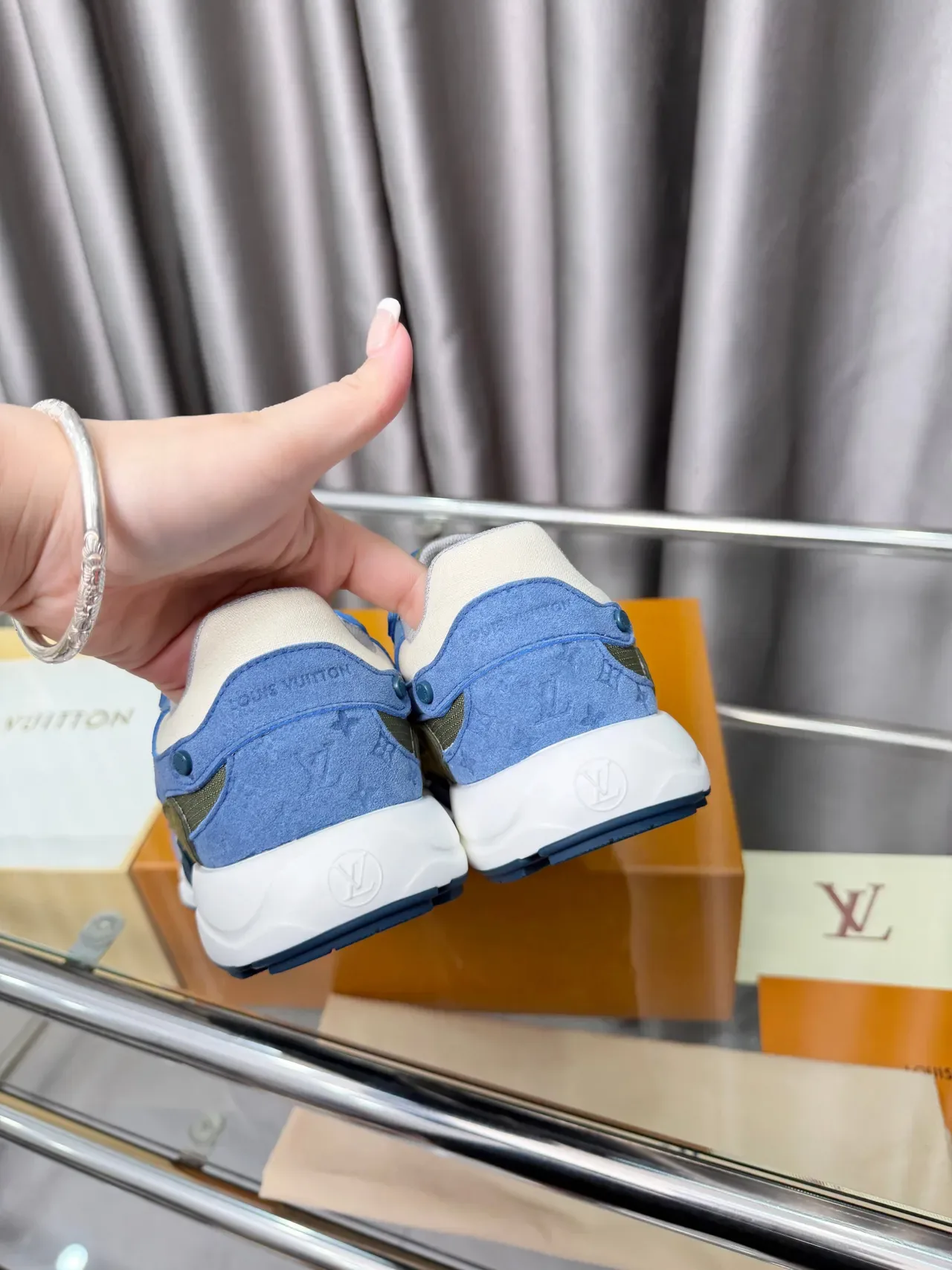 Louis Vuitton سنيكرز ثيكي أزرق أخضر أرمي جزء علوي مصنوع من السويدي والشبكي المنحوت أبيض منتصف الكعب 3
