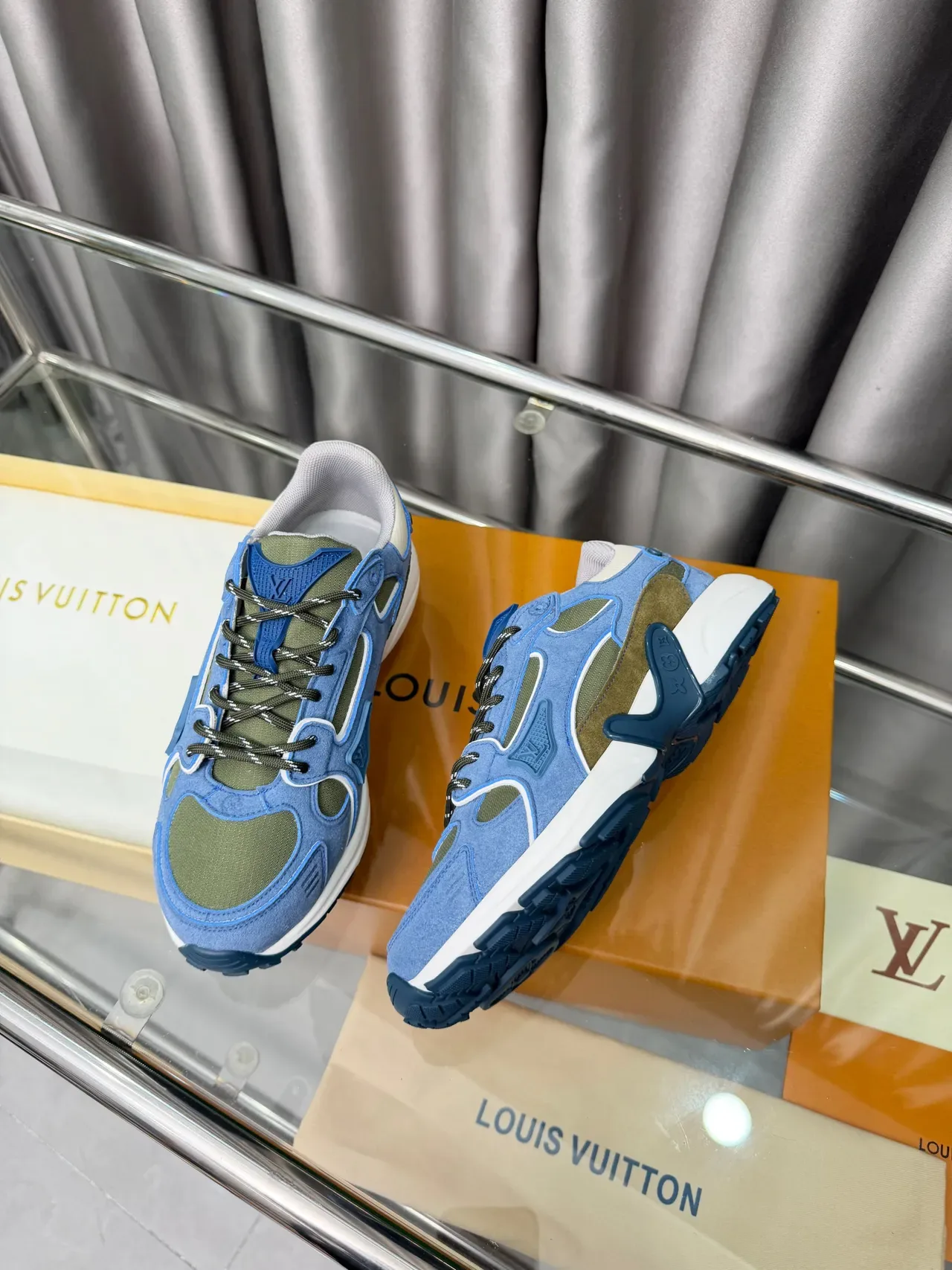 Louis Vuitton سنيكرز ثيكي أزرق أخضر أرمي جزء علوي مصنوع من السويدي والشبكي المنحوت أبيض منتصف الكعب 4