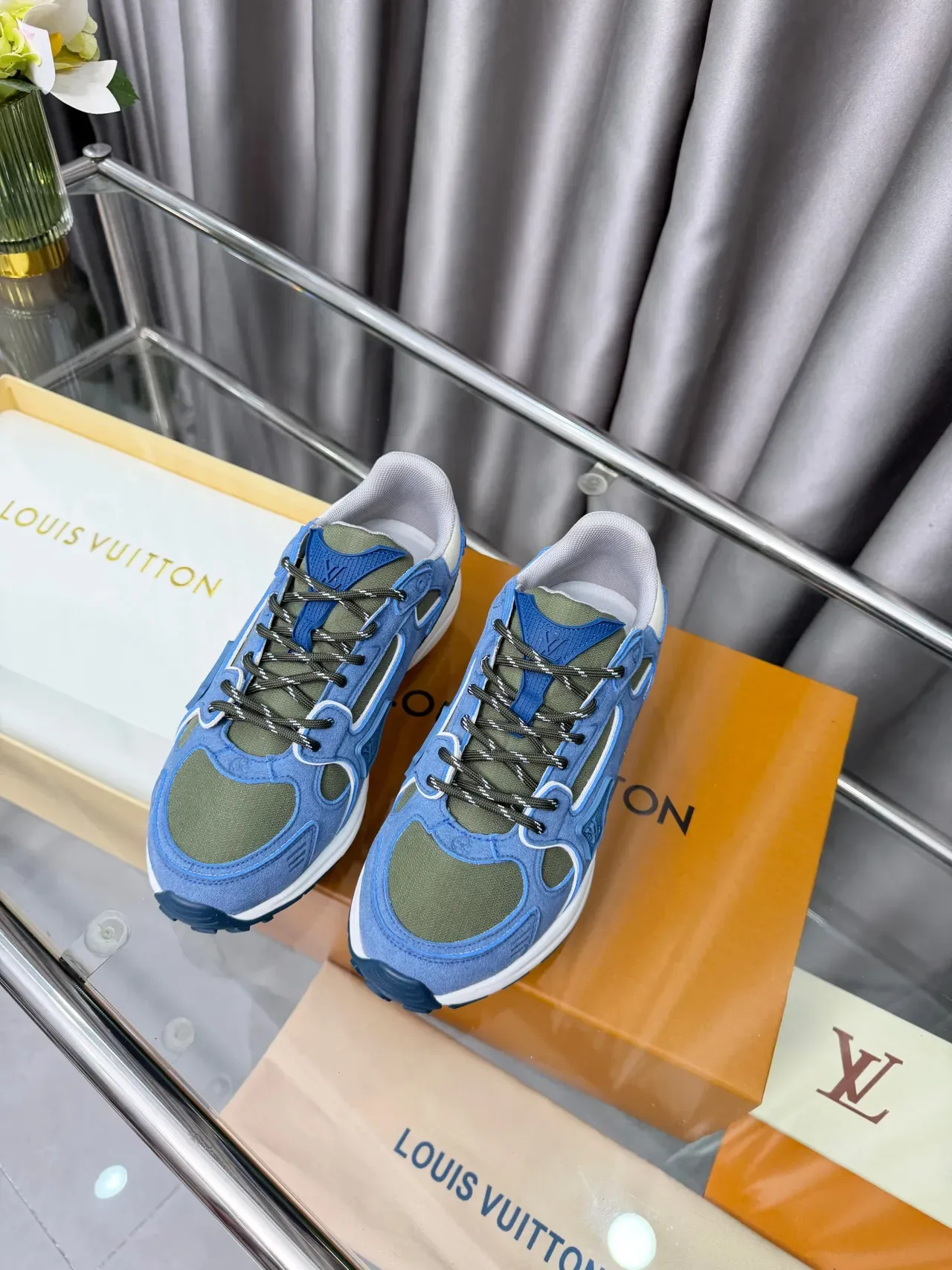 Louis Vuitton سنيكرز ثيكي أزرق أخضر أرمي جزء علوي مصنوع من السويدي والشبكي المنحوت أبيض منتصف الكعب 5