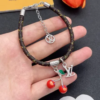 Louis Vuitton Pulsera de Cordón de Cuero Monogram Trenzado Marrón Rojo con Charms de Logo LV Plateado