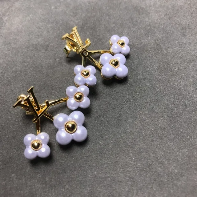 Louis Vuitton Floral Cluster Pearlized Earrings 4