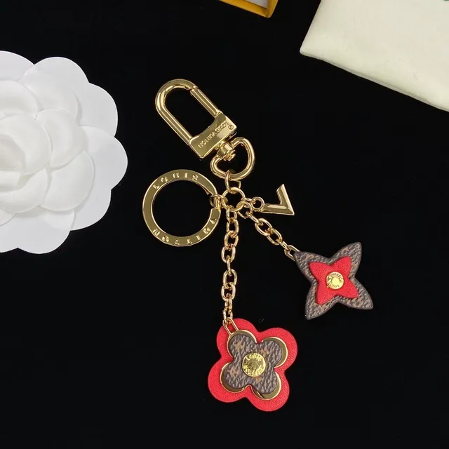 Louis Vuitton Porte-Clés Fleur Rouge Marron Matériel Doré Cuir Monogram Recouvert Sac à Main 2