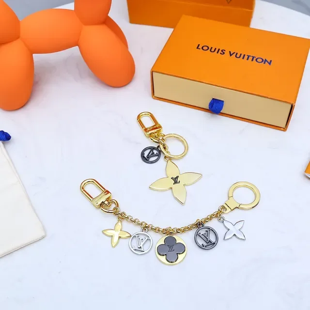 Louis Vuitton Flower Motif Gold Silver Metal Four-Petal Pendant Bracelet 4