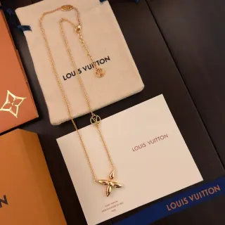 Collar Louis Vuitton con motivo floral de tono dorado
