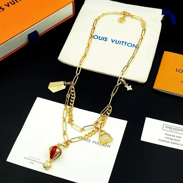 Louis Vuitton Collier avec design de pendentif multi-charms hybride en clip de papier et chaîne curb en or rouge 2